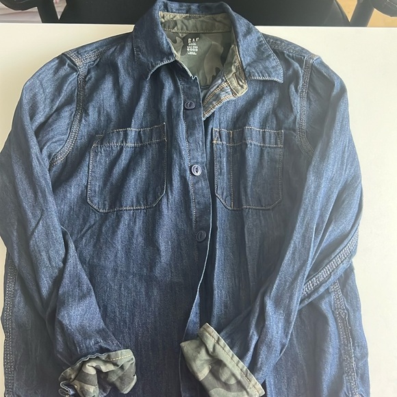 Boys Button down denim shirt with camouflage inside GAP - Picture 1 of 2